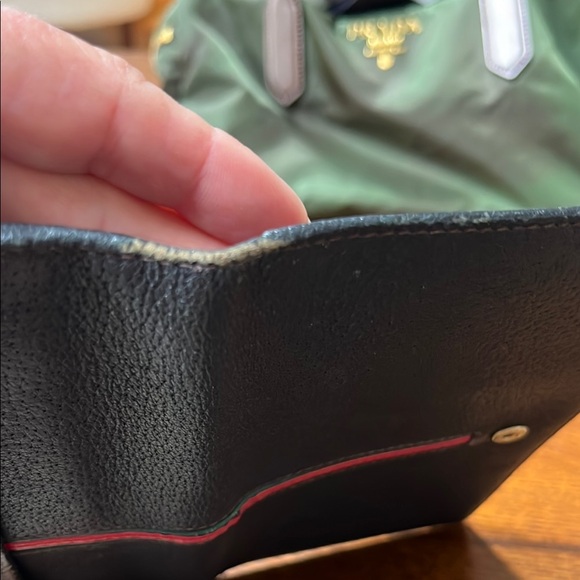 Gucci Black Leather Wallet with Textured Finish - Picture 12 of 13